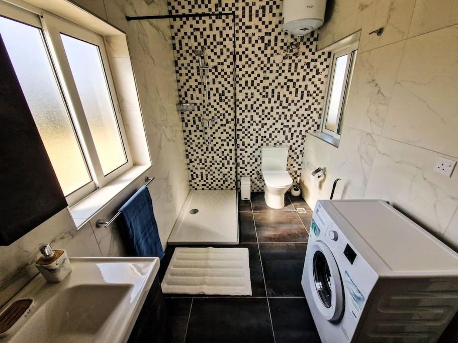 Comfy And Cosy. Apartment Сейнт Полс Бей Екстериор снимка