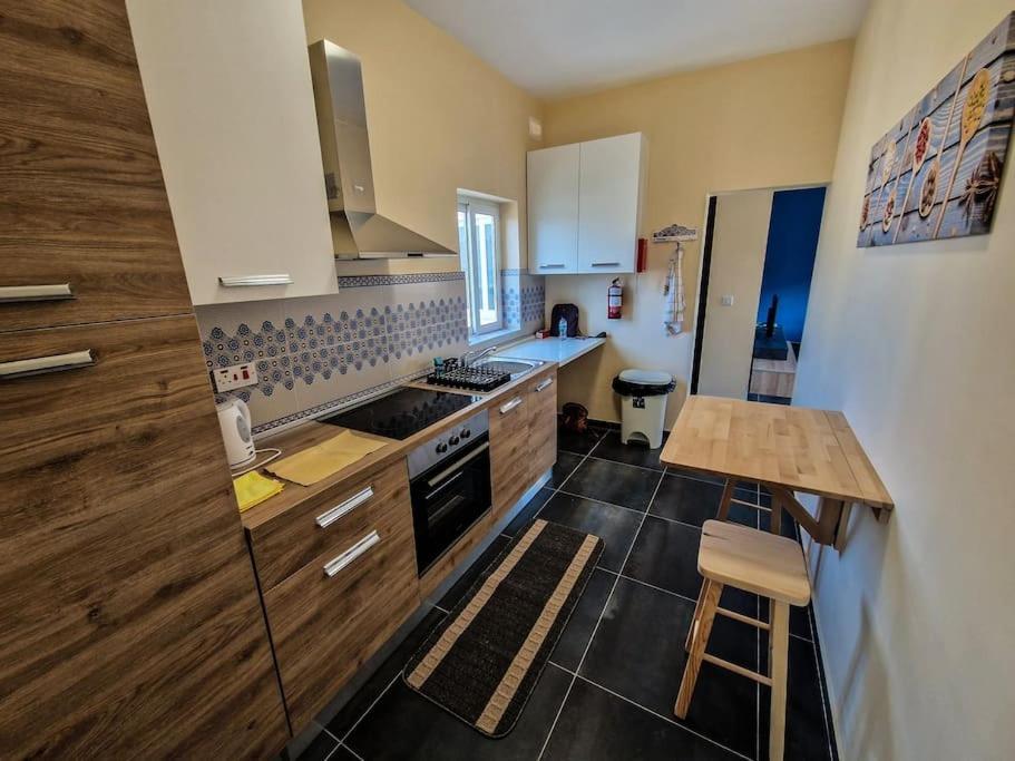 Comfy And Cosy. Apartment Сейнт Полс Бей Екстериор снимка