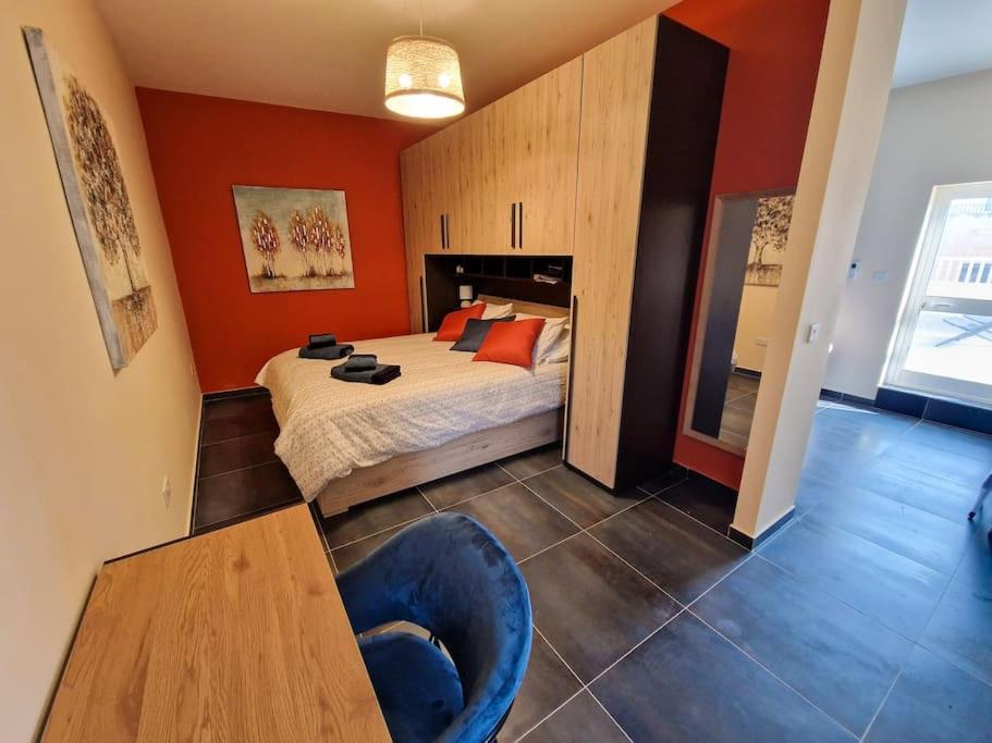 Comfy And Cosy. Apartment Сейнт Полс Бей Екстериор снимка
